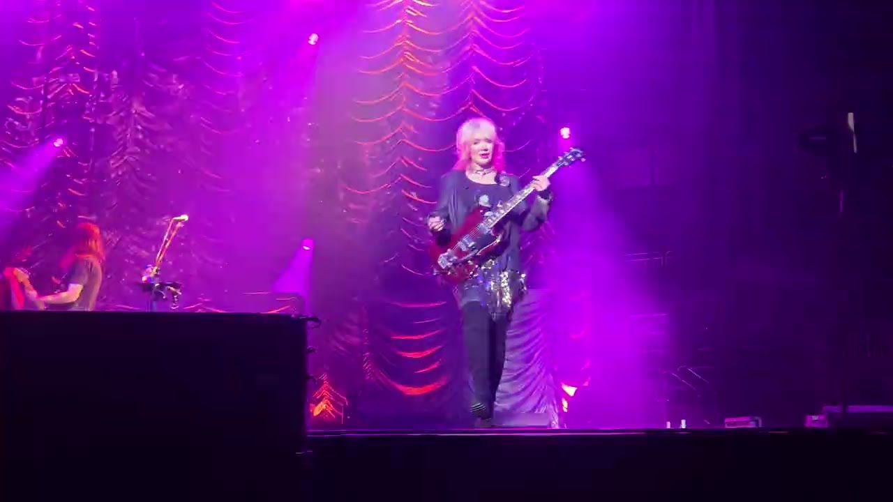 Heart Barracuda Nancy Wilson at Giant Center Hershey PA 12-14-25