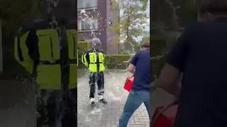 Woh! Een emmer water, gelukkig viel de klant niet om. Wat lief van hem om dit uit zichzelf te filmen