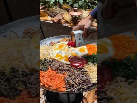 [솥삭임:비빔밥] 고슬고슬 갓 지은 밥에 시금치, 버섯볶음, <strong>고사리나물</strong> 등 10가지의 재료를 아낌없이 넣어 만든 비빔밥