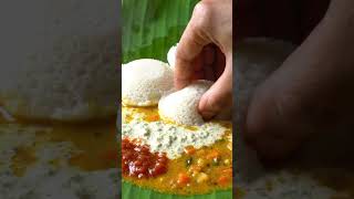 Soft idli + hot sambar = perfect comfort food 🤤🥣