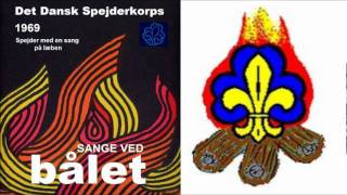 Video thumbnail of "Sange ved bålet (1969) - Spejder med en sang på læben"