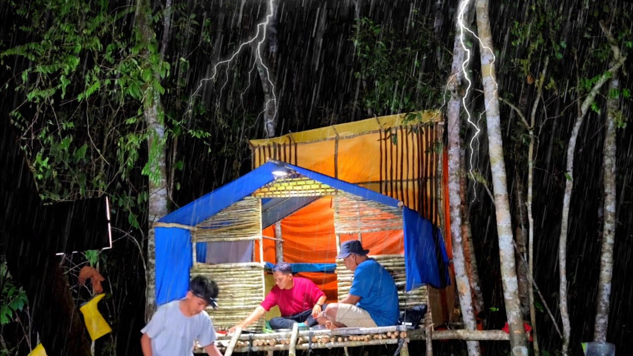 diguyur hujan deras bermalam dicabin besar full kayu, tidur nyenyak sampai pagi, relaxing rain sound