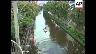 Parts of Thailand's flood-threatened capital are rapidly emptying of residents who are listening to screenshot 5