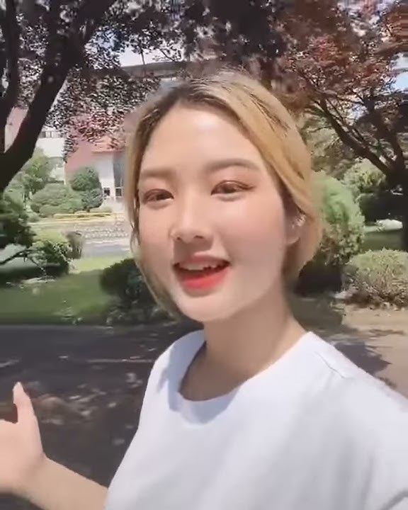 Cewek Bule KOREA//nyanyi lagu didi kempot bikin Baper
