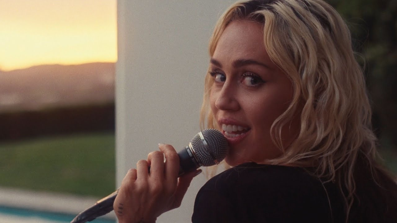 Miley Cyrus Backyard sessions. Miley Cyrus Backyard sessions 2023. Miley Cyrus - Flowers (Backyard sessions). Island miley
