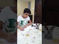 طفل سعودي ينشد وفي نفس الوقت يخط اسم الرسول صلى الله عليه وسلم