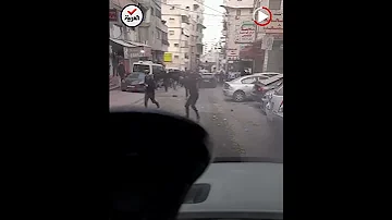 لحظة تعمد جرافة إسرائيلية الاصطدام بحافلة فلسطيني 