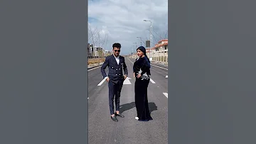 لما شافت واحده واقفة ف البلكونه بتبص علينا 