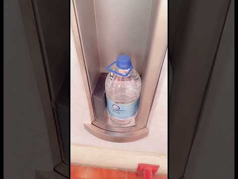 استلام ماء زمزم احلى شعوررر وانت تأخذه