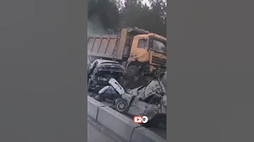 شاحنة مسرعة تطحن عدة سيارات في حادث سير مميت 