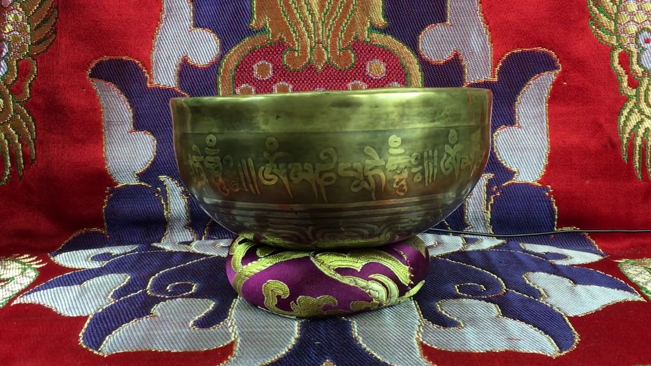 Tibeti hangtál mantrás 413 gramm bordó brokát alátéttel Tibetan Shop  Tharjay Norbu Zangpo