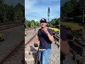 Bapak-Bapak Mainin Mainan Isyarat Lampu Sinyal Kereta Api Depan Kereta Apinya #palangpintukeretaapi