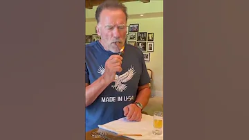 Arnold Schwarzenegger combines TEQUILA with a CIGAR! 😱 #arnold #cigars #tequila #shorts