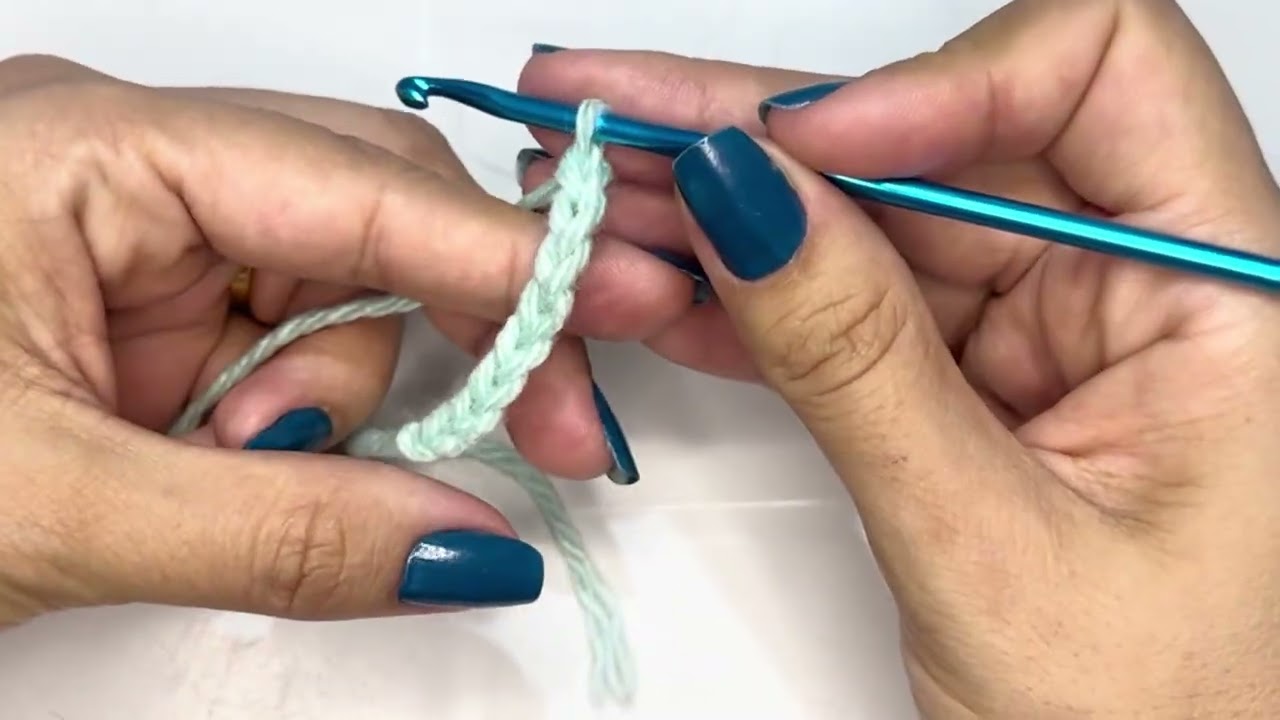 Como segurar a agulha de crochê e fazer a laçada inicial - Curso Crochê do Zero