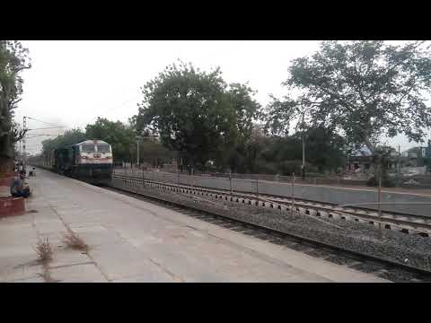 22965 Bhakt Ki Kothi Bandra Terminus Super Fast Express Terrible Skipping Action on Chandkheda Road!