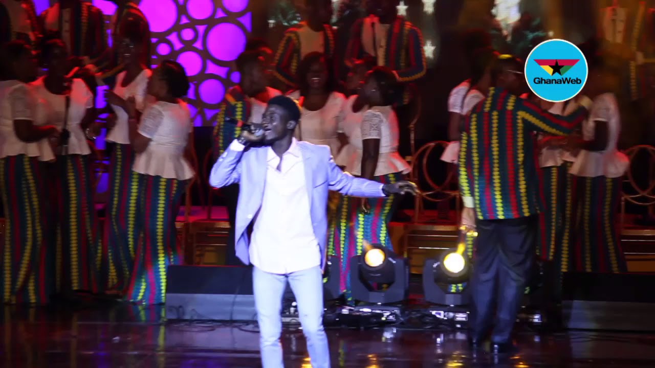Kuami Eugene performs Highlife version of 'Jingle Bells' at MTN Carols ...