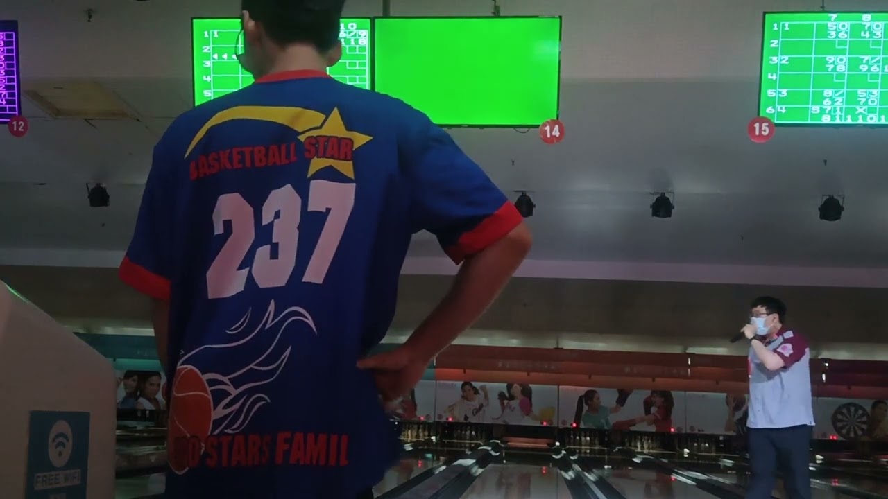 沒多久來E7PLAY打保齡球，能不能打到160分以上？，能不能成功來個一口氣打3個全倒 ？