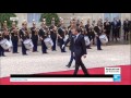 Passation de pouvoirs : Emmanuel Macron accueilli par François Hollande à l'Elysée