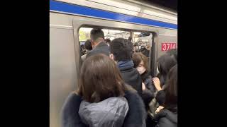 Super Crowded Japanese Subway in Tokyo (Morning Rush Hour)