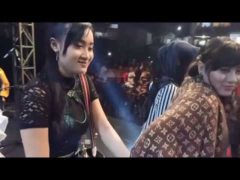 om adella udah buyar.. penonton masih belum mau buyar ( live in malang )