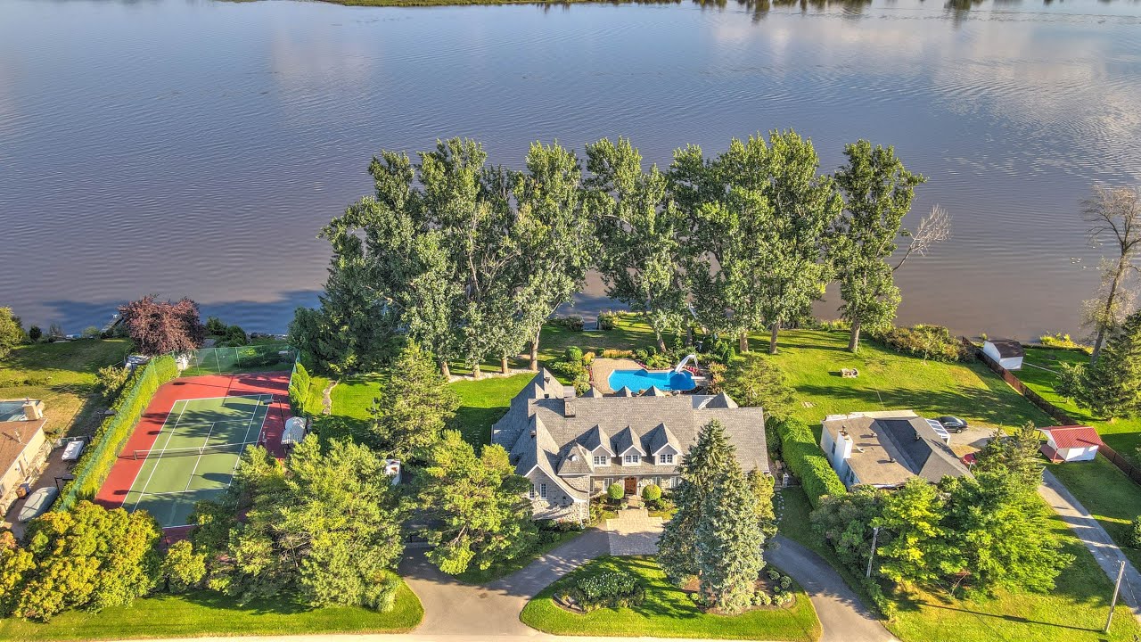 Magnifique maison à vendre sur le bord de l'eau à Laval au 7350 Bl Levesque, Est