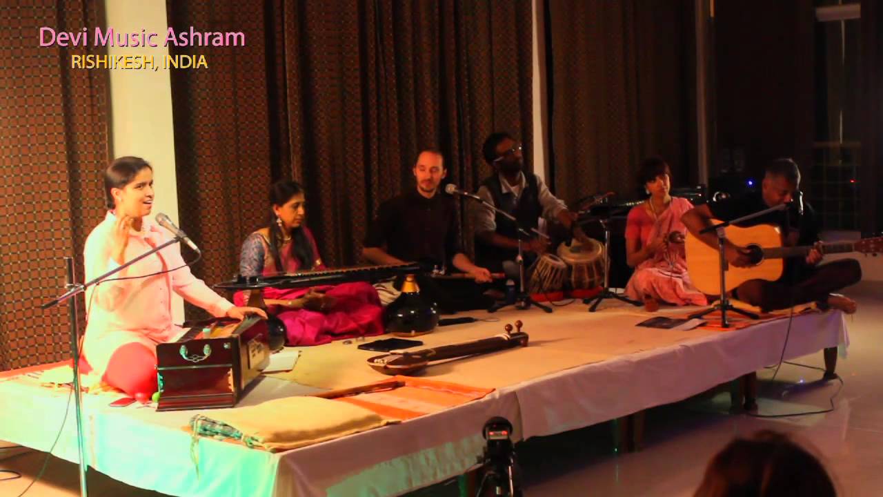 Devi Music Ashram (Rishikesh India) - Mahro pranam - singer Neeti