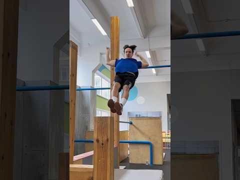 ВЫЛЕТ С ТУРНИКА НА ТОНКИЙ СТОЛБ 😱🥵 #parkour #tricks #flip #extreme
