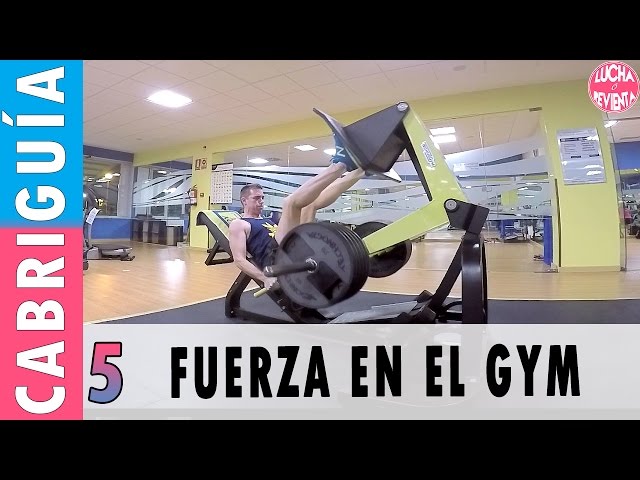 Fitness, mujer y ciclismo intenso en el gimnasio para hacer