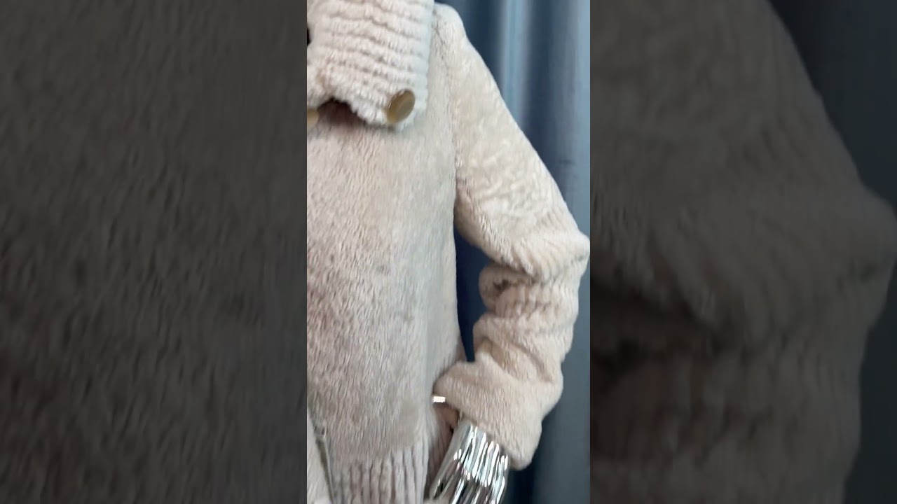 Шуба мутоновая натуральная с капюшоном