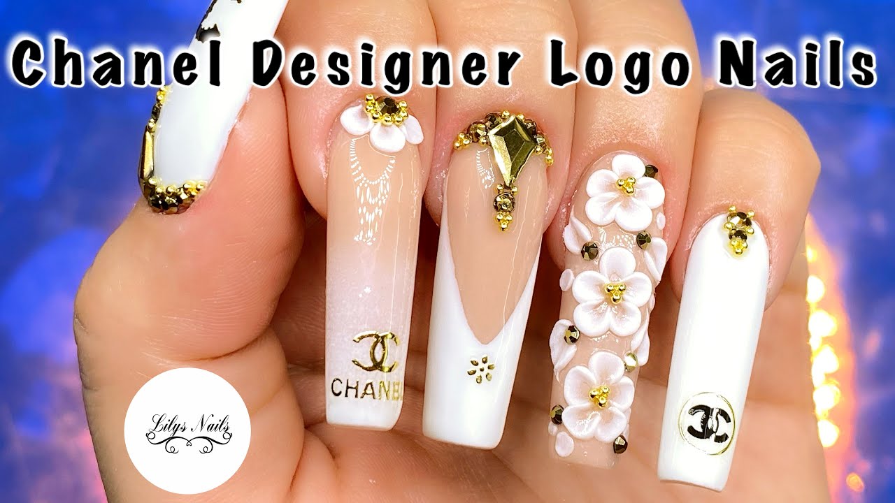 Uñas Chanel ✨ Uñas Acrílicas extra largas en tono blanco con flores básicas  en 3D y stickers - thptnganamst.edu.vn