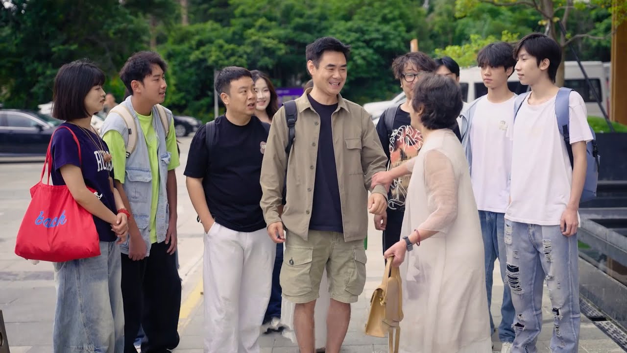 陈翔六点半：跑调大妈带我进军歌坛The tone-deaf auntie leads me into the music industry.
