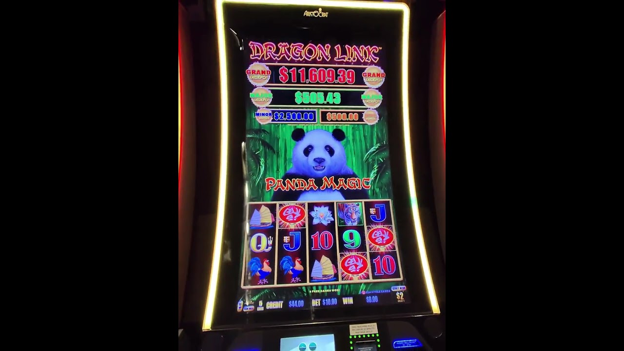 Some Panda Magic spins at a local. We got that Lantern bonus! 🏮 