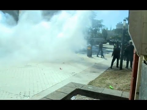 Parlamenti mbulohet nga tymi, policia shpërndan me ujë turmën