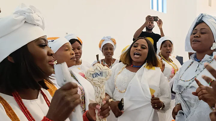 Ooni of Ife's Pretty Queen Ashley singing with Olomilodo as they visit Prince Ademakinwa