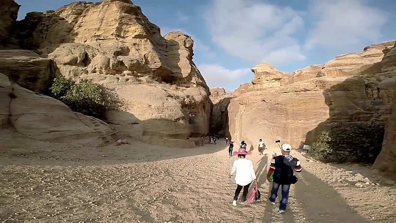 Walking petra visitor centre to Al Khazneh (the Treasury).
