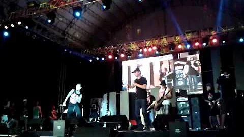 Chito Miranda of Parokya ni Edgar Battles Jay of Kamikazee