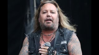 Vince Neil wasted on stage 2024