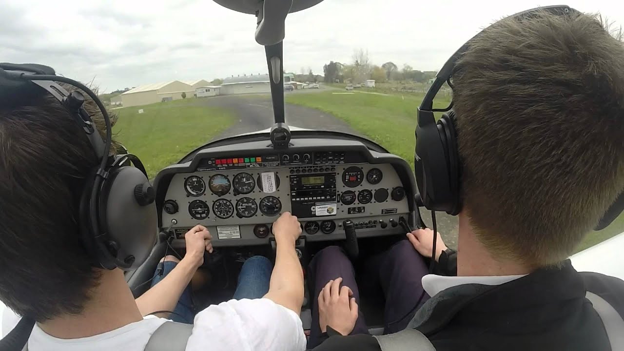 Short Final approach at NZNE in Robin R2120 - YouTube