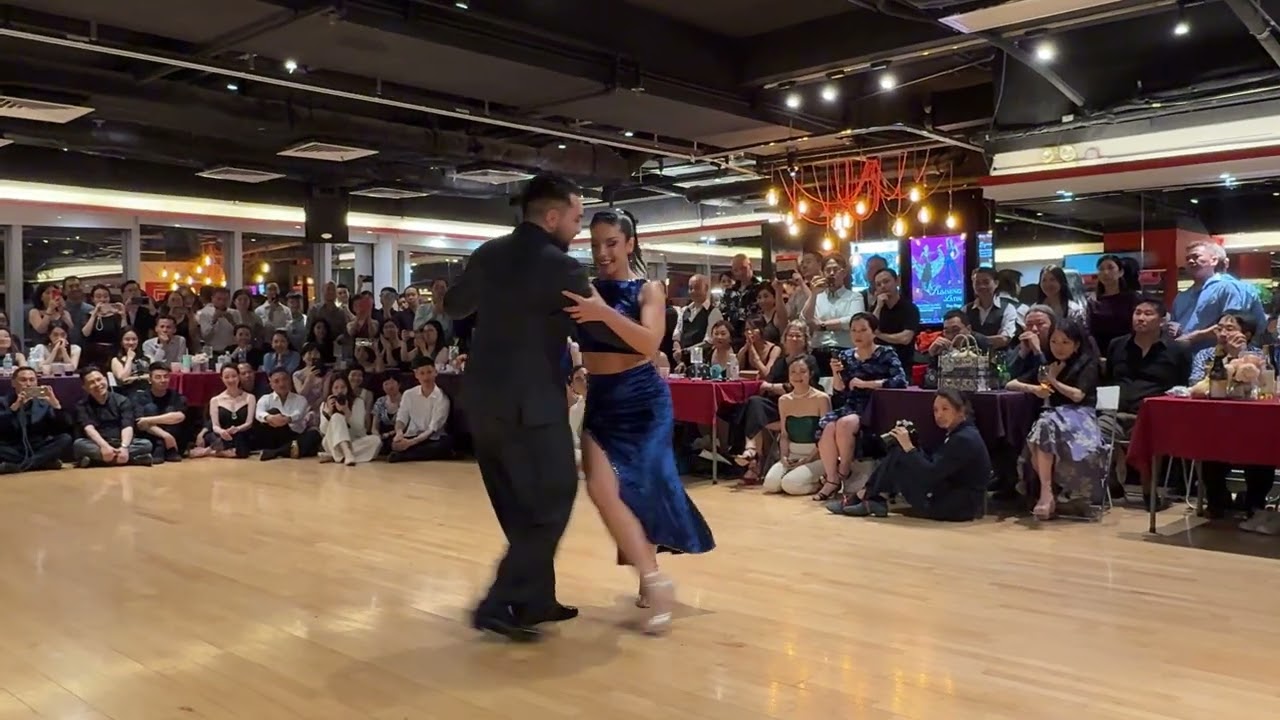 Jonathan Saavedra y Clarisa Aragon in HK - 19 April 2025 - 2/4