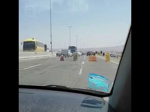 در اتوبان تهران قم ماموران با ایجاد ایست بازرسی اقدام به تفتیش خودروها کرده اند