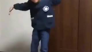 Маленький китаец прикольно танцует