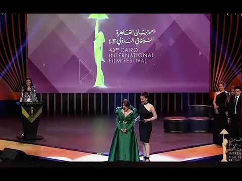 اول ظهور للنجمة لبني عبد العزيز بعد عياب طويل في مهرجان القاهرة السينمائي