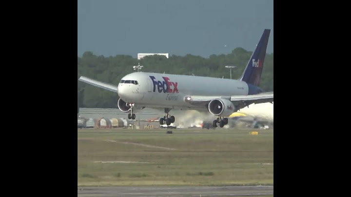 Boeing 767 Airplane Hard Landing - Airplane Arrival