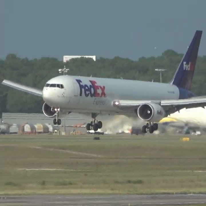Boeing 767 Airplane Hard Landing - Airplane Arrival