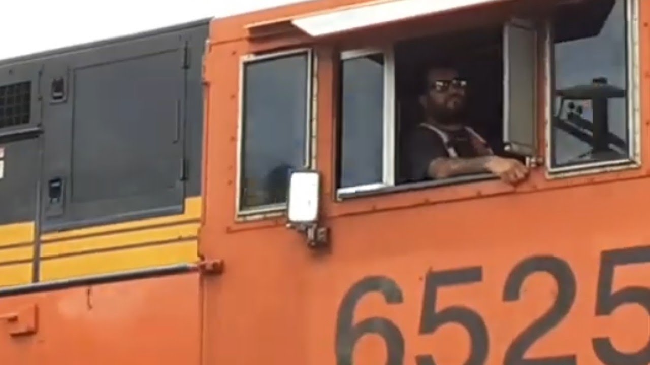 BNSF ES44C4 6525 leads a Switching Job in Las Cruces New Mexico With A