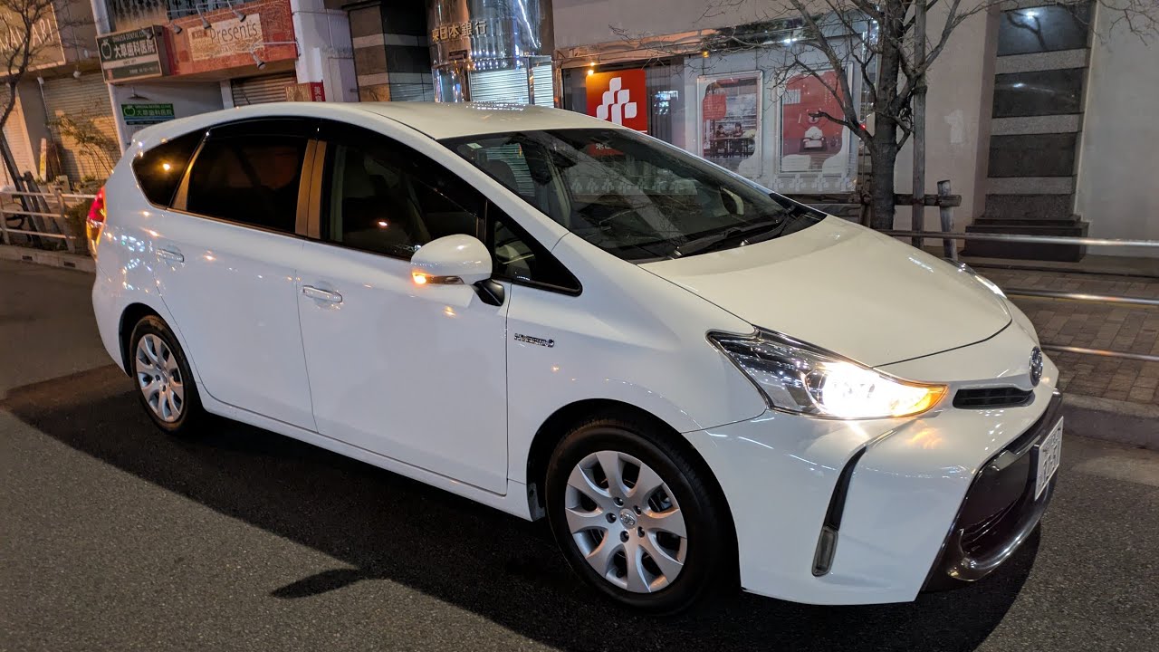 プリウスアルファを眺める