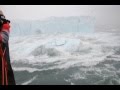 Айсберг развалился прямо на глазах туристов