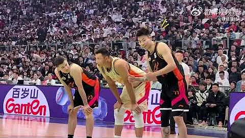 CBA全明星周末：😂張鎮麟比賽中偷偷和易建聯合影｜All-Star Weekend｜Xiamen｜China｜basketball - 天天要聞