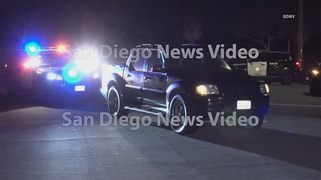 Driver gets away during (very) brief police chase - YouTube