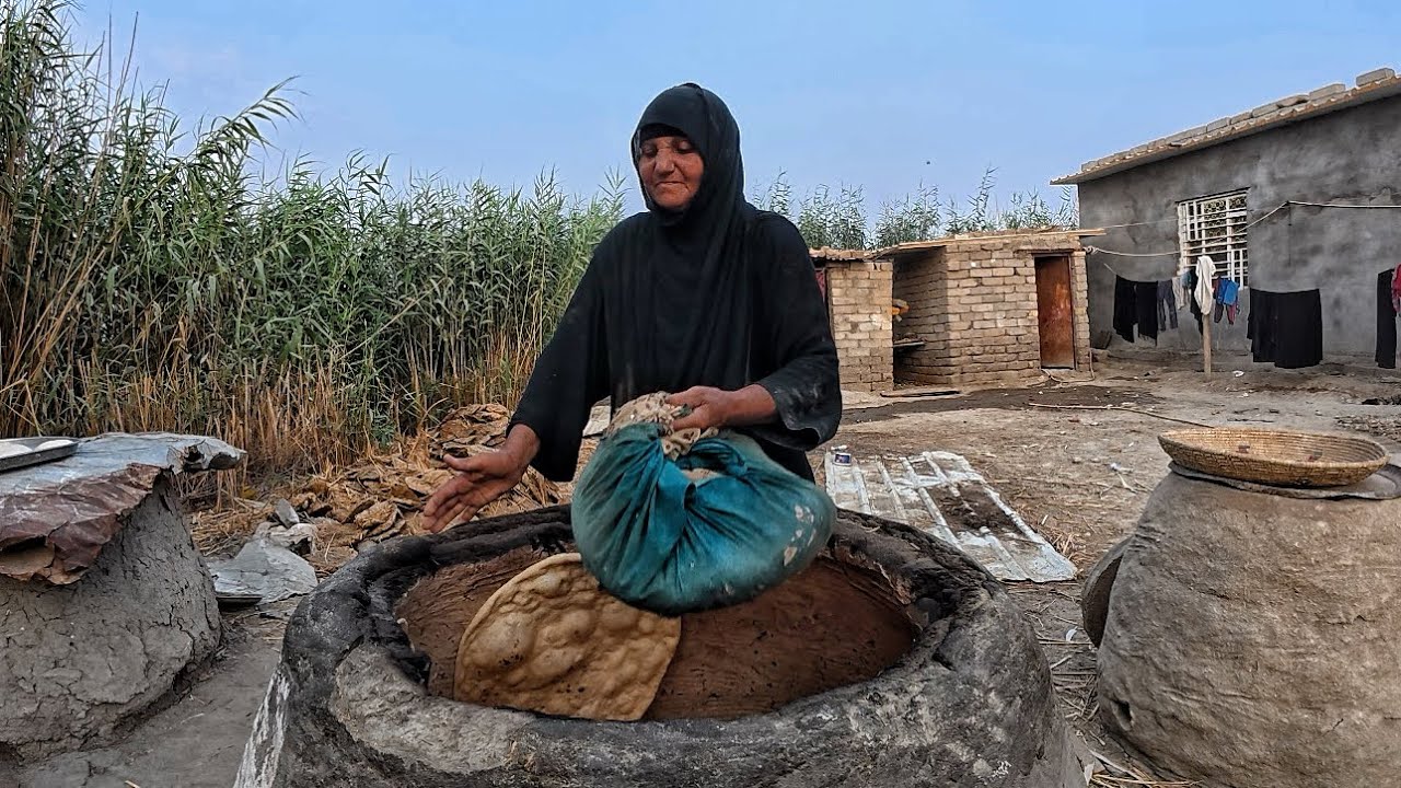 هكذا كانوا أهل العراق القدامى يعملون الخبز - فعلا الطريقة متعبة لكن الخبز طعمه يطلع كلش لذيذ وطيب